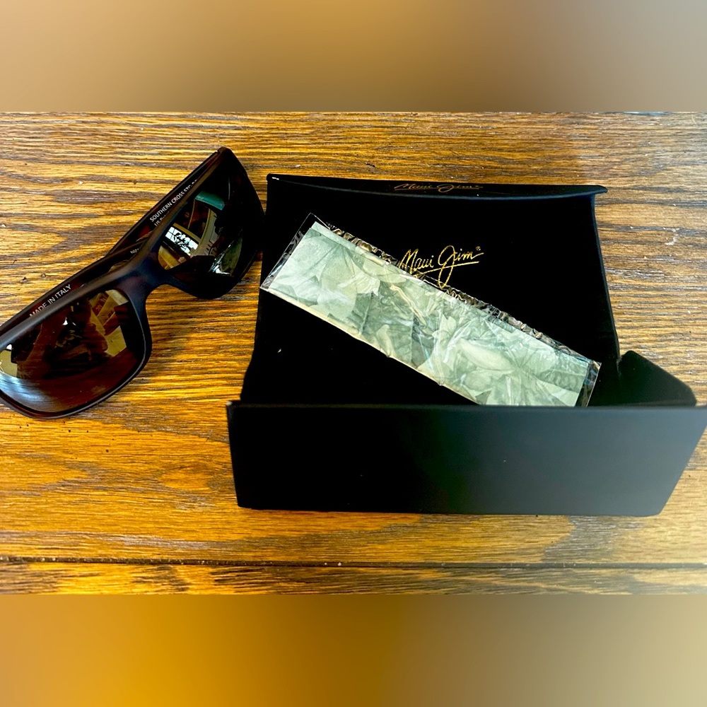 Maui Jim sunglasses! Never worn, box and cleaning cloth included.
